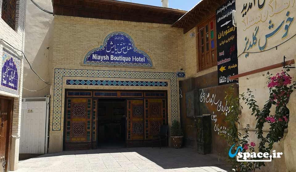 درب ورودی هتل سنتی نیایش - شیراز