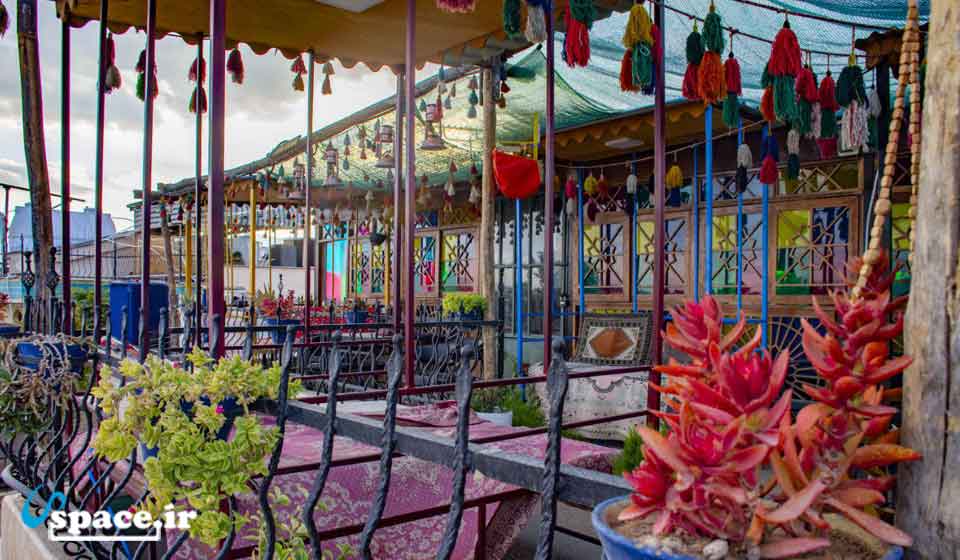 گلهای زیبا هتل سنتی نیایش - شیراز