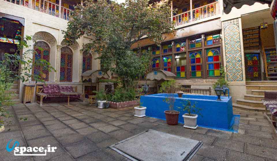 حیاط دلباز هتل سنتی نیایش - شیراز