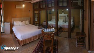 نمای داخلی اتاق 5 تخته هتل سنتی نیایش - شیراز
